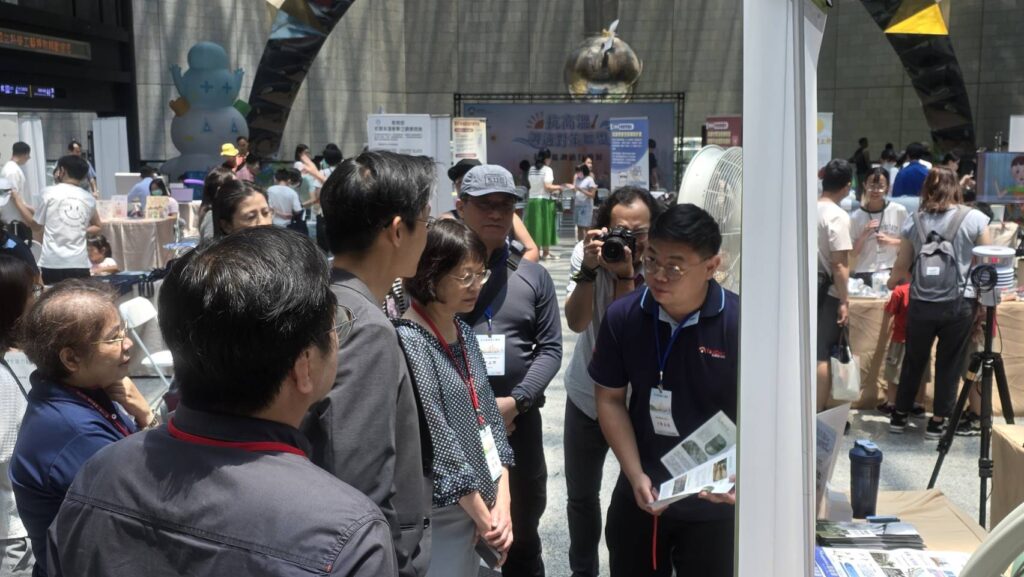 米迪詩在高雄科工館抗高溫展覽的攤位,民眾正在排隊體驗水霧降溫系統。