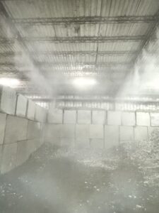 粉塵工廠架設水霧系統，減少粉塵擴散，保護員工健康